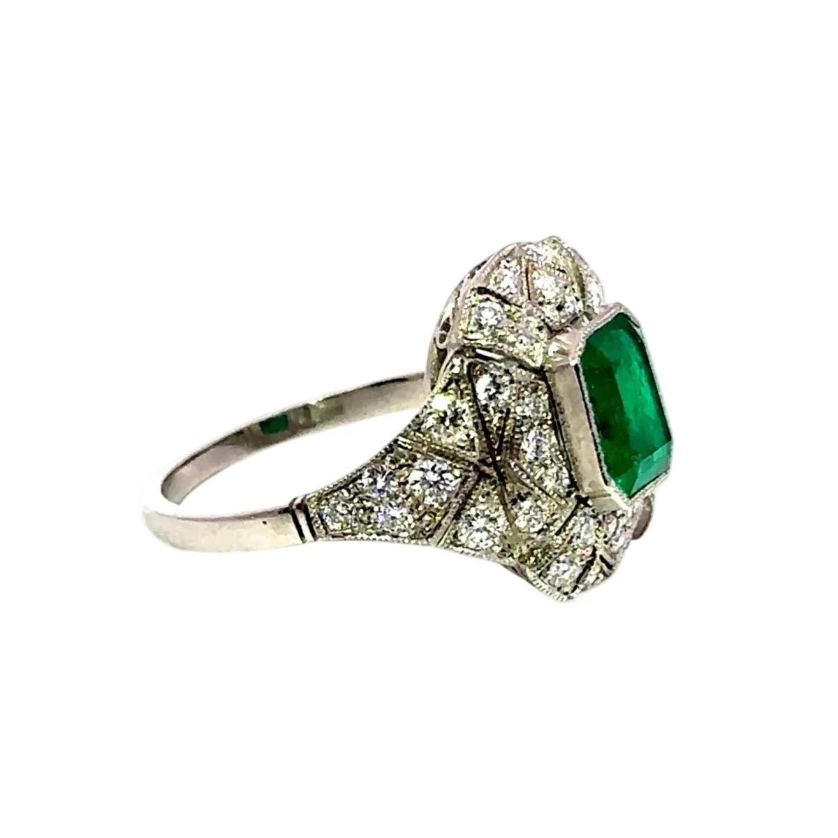 Bague Entourage en platine, émeraude et diamants - Castafiore