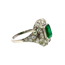 Bague Entourage en platine, émeraude et diamants - Castafiore