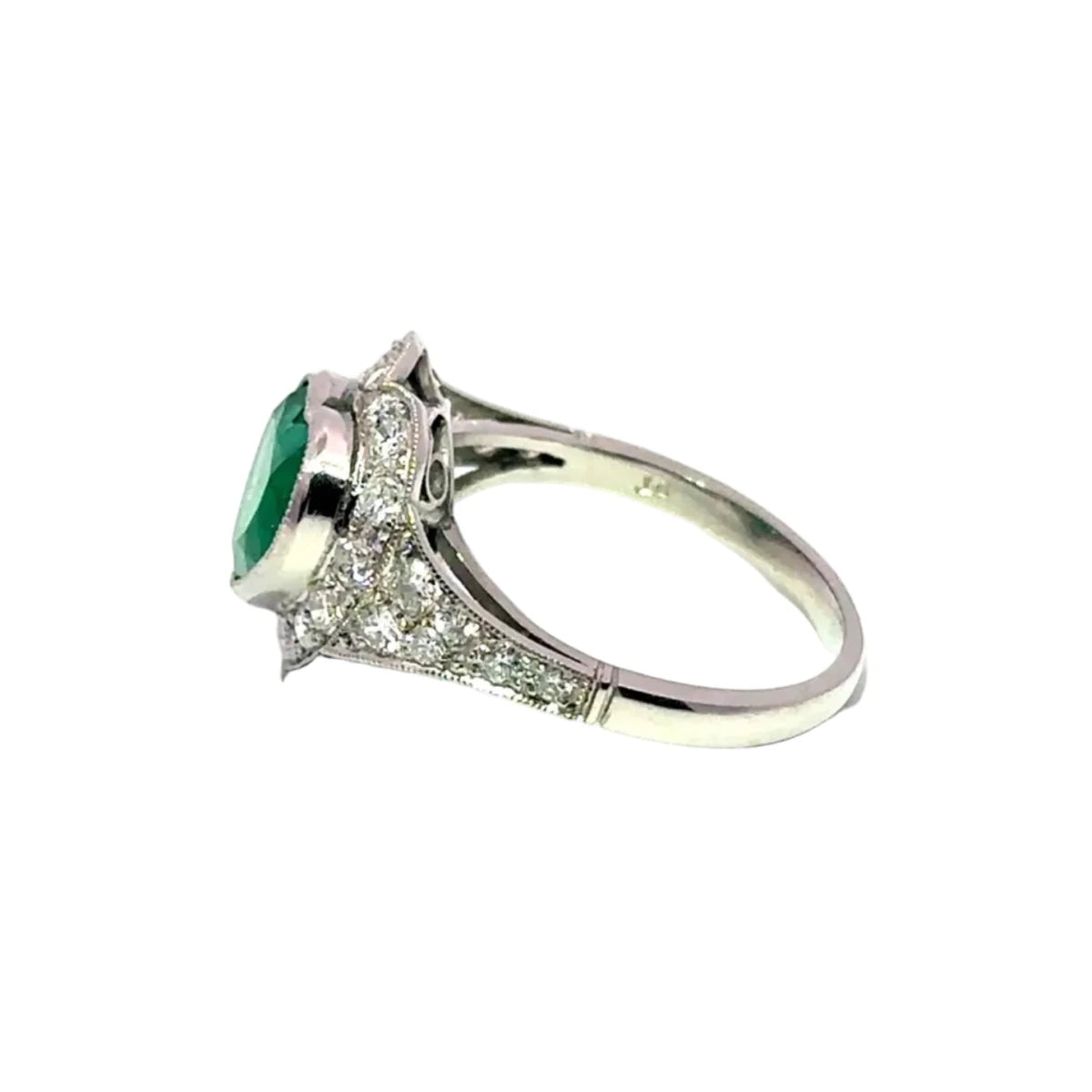 Bague Entourage en platine, émeraude et diamants - Castafiore
