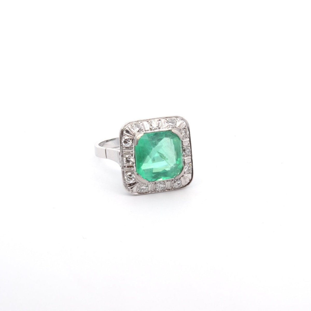 Bague Entourage en platine, émeraude et diamants - Castafiore