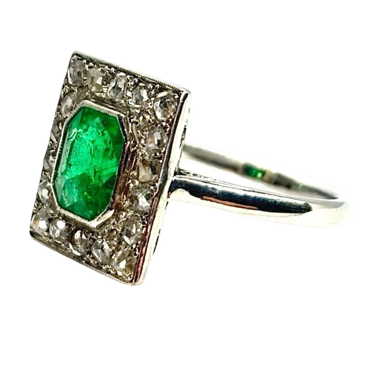 Bague Entourage en platine, émeraude et diamants - Castafiore