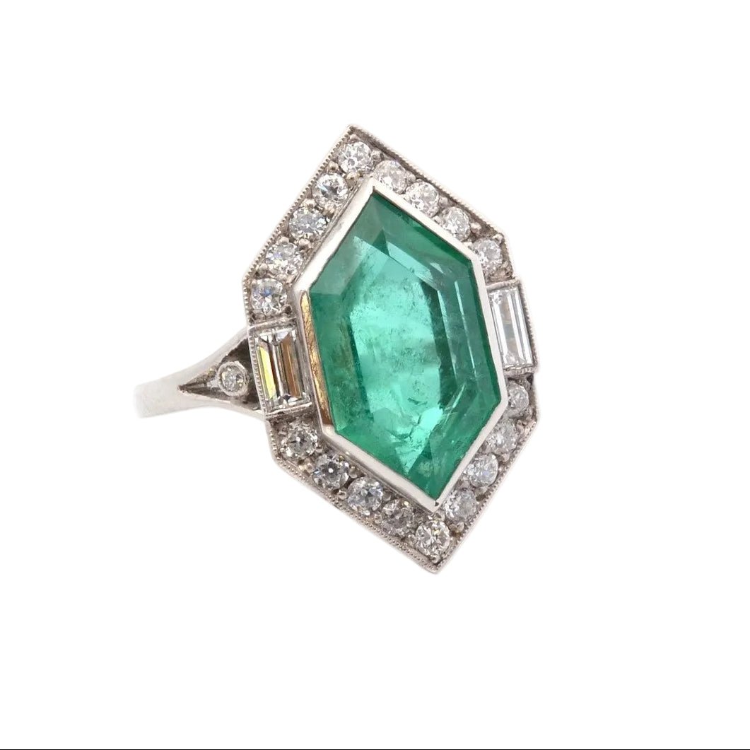 Bague Entourage en platine, émeraude et diamants - Castafiore