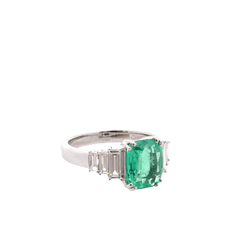 Bague Entourage en platine, émeraude et diamants - Castafiore