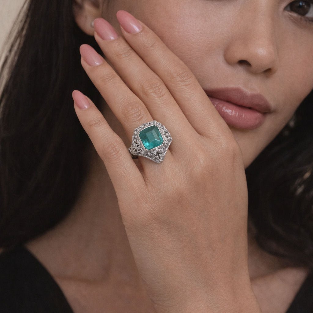 Bague Entourage en platine, émeraude et diamants - Castafiore