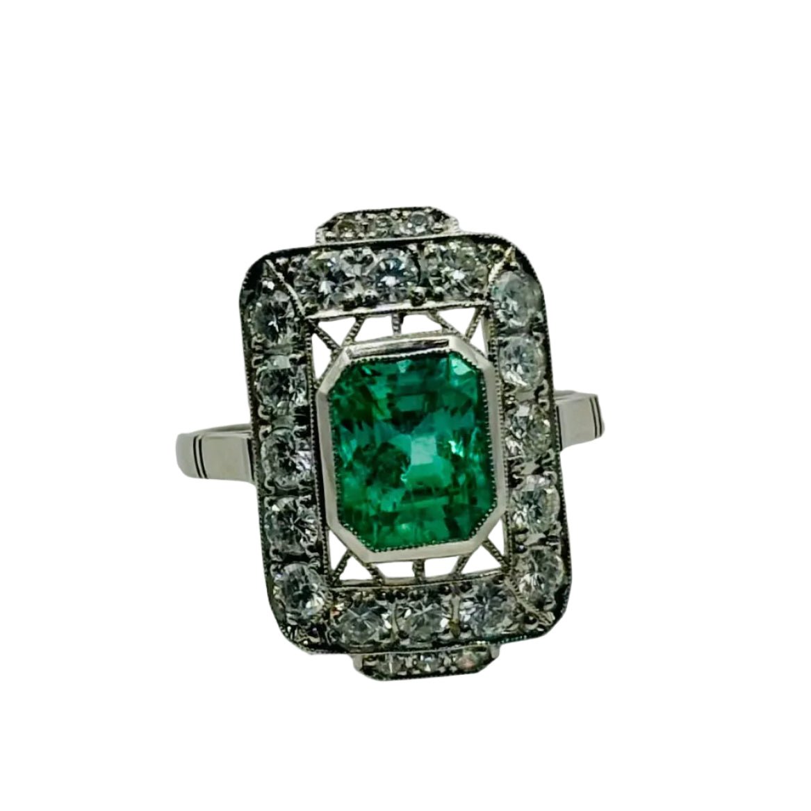 Bague Entourage en platine, émeraude, et diamants - Castafiore