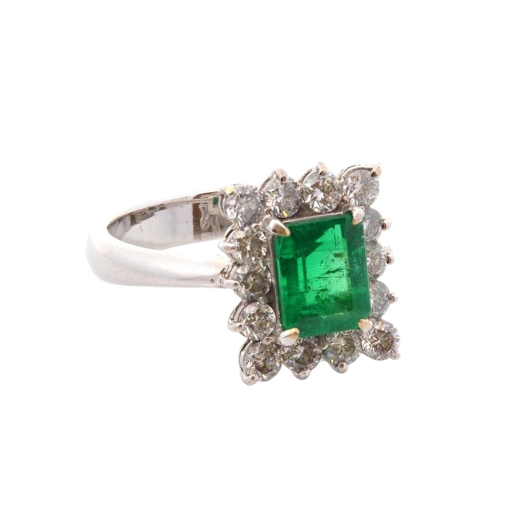 Bague Entourage en platine, émeraude, et diamants - Castafiore