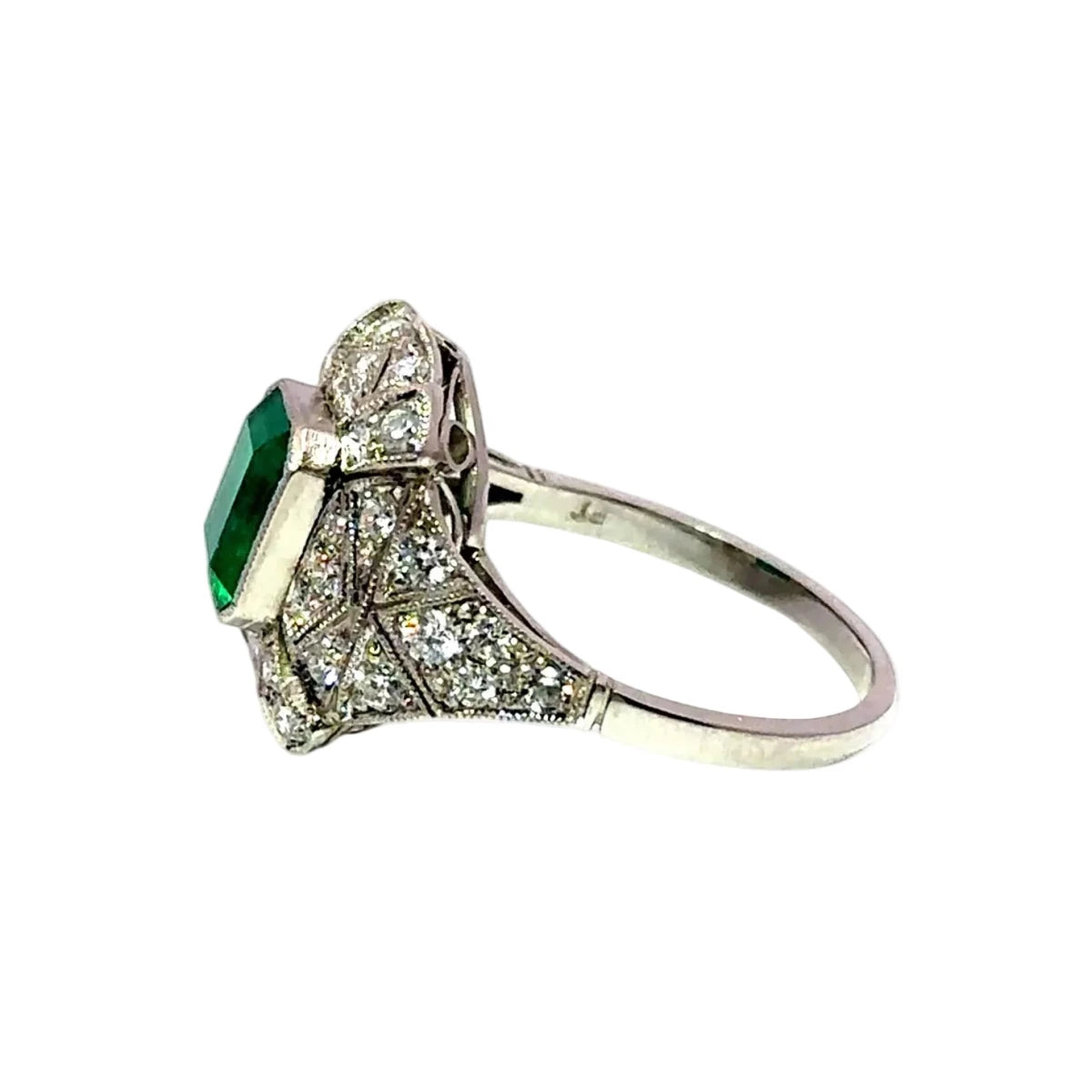 Bague Entourage en platine, émeraude et diamants - Castafiore