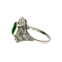 Bague Entourage en platine, émeraude et diamants - Castafiore