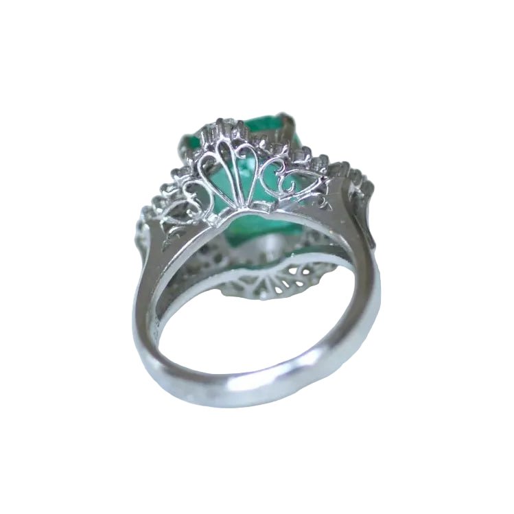 Bague Entourage en platine, émeraude et diamants - Castafiore