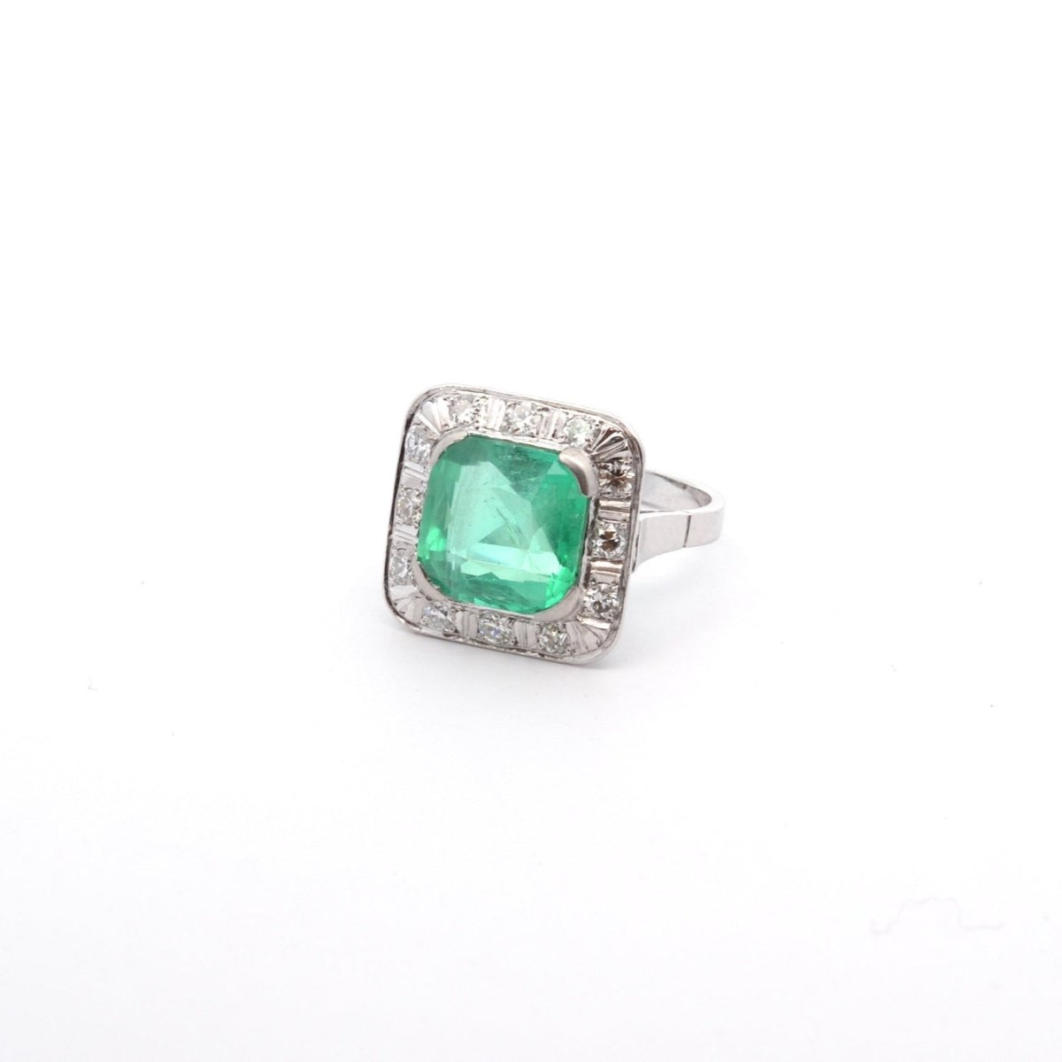 Bague Entourage en platine, émeraude et diamants - Castafiore