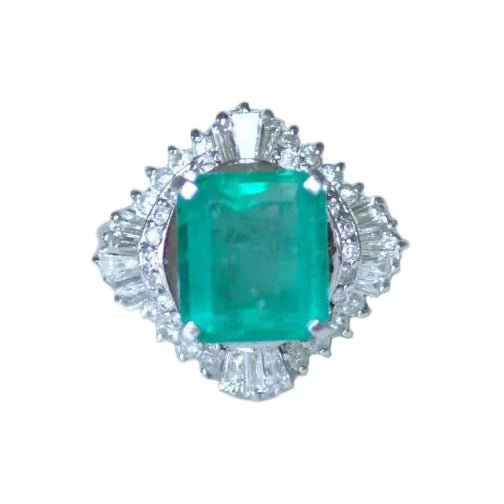 Bague Entourage en platine, émeraude et diamants - Castafiore