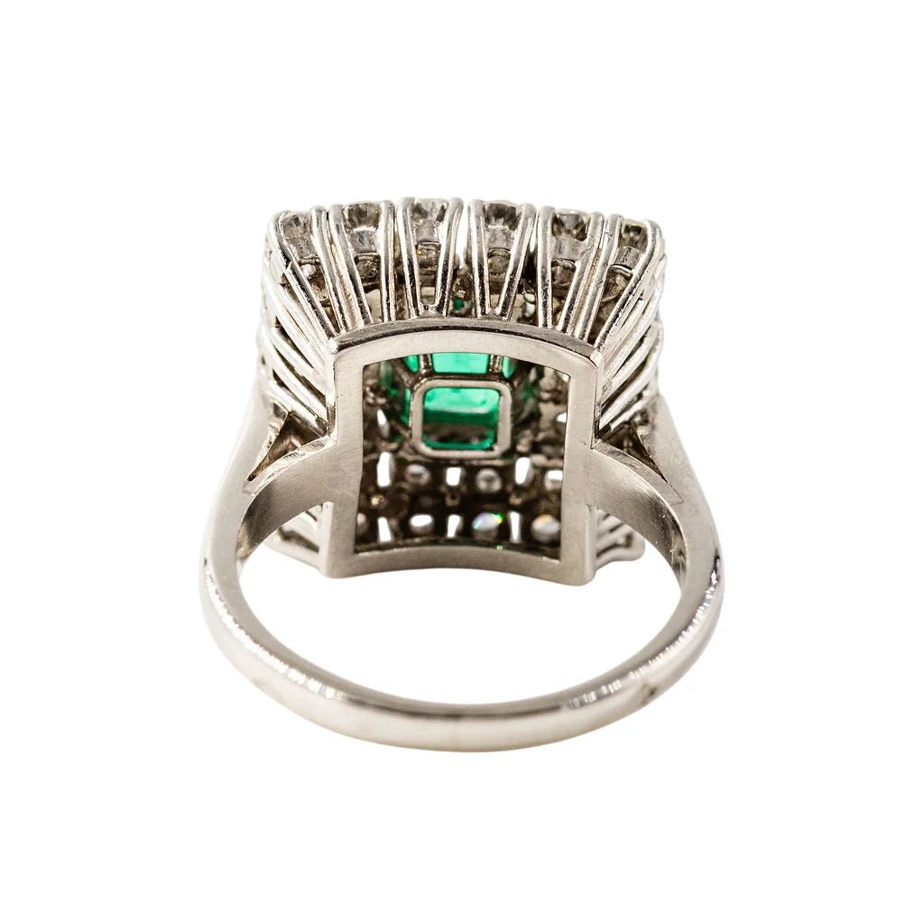 Bague Entourage en platine, émeraude et diamants - Castafiore