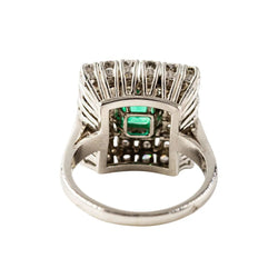 Bague Entourage en platine, émeraude et diamants - Castafiore
