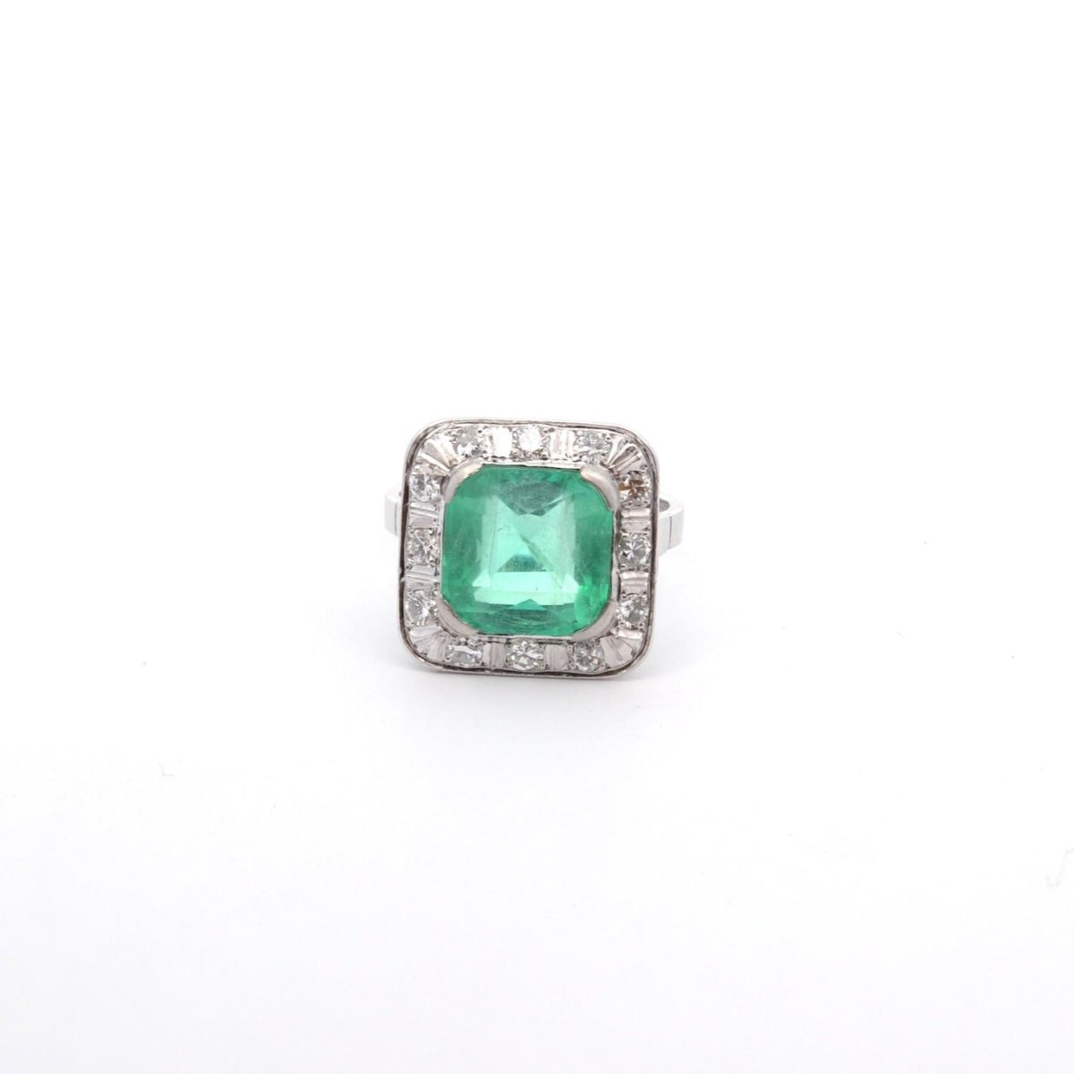 Bague Entourage en platine, émeraude et diamants - Castafiore