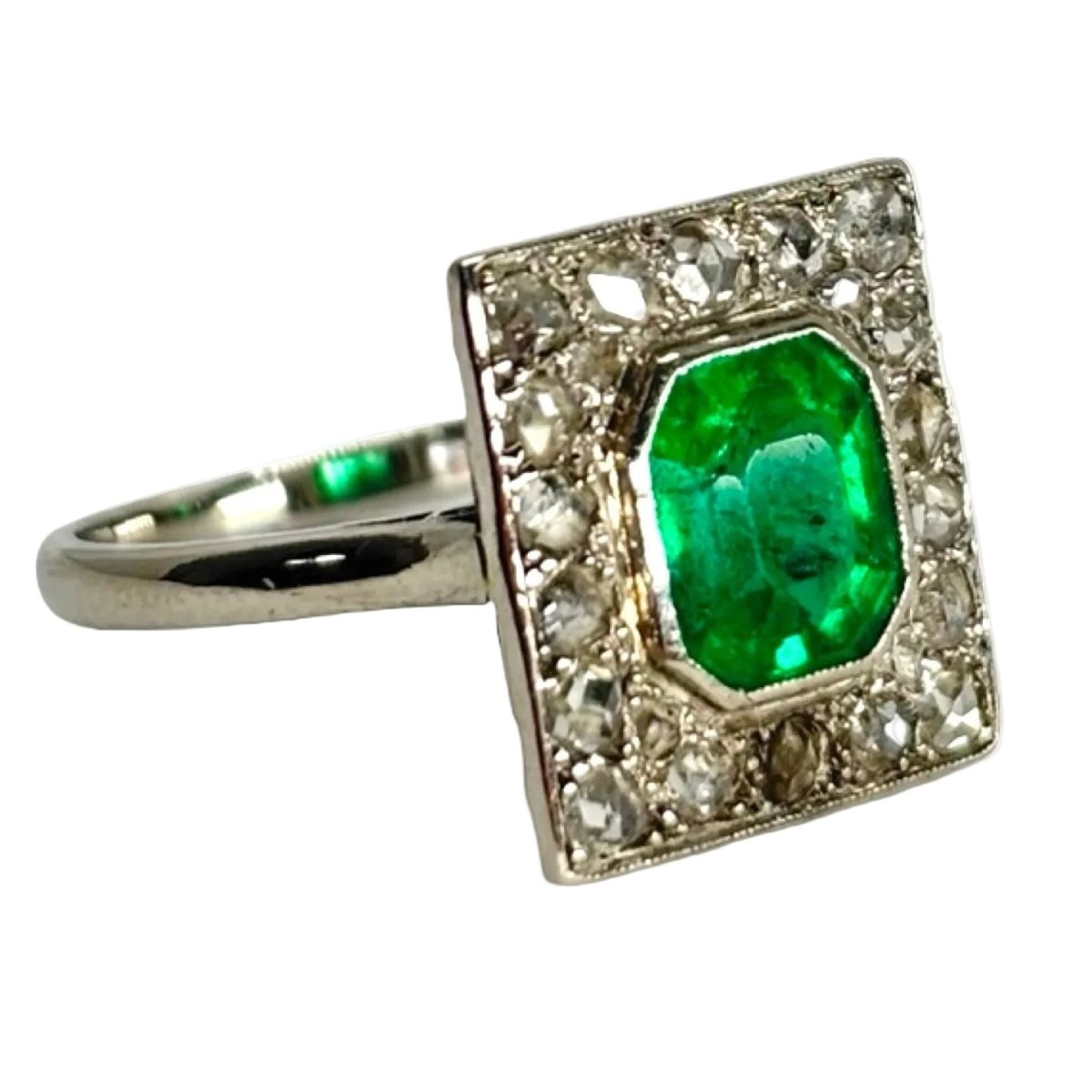 Bague Entourage en platine, émeraude et diamants - Castafiore