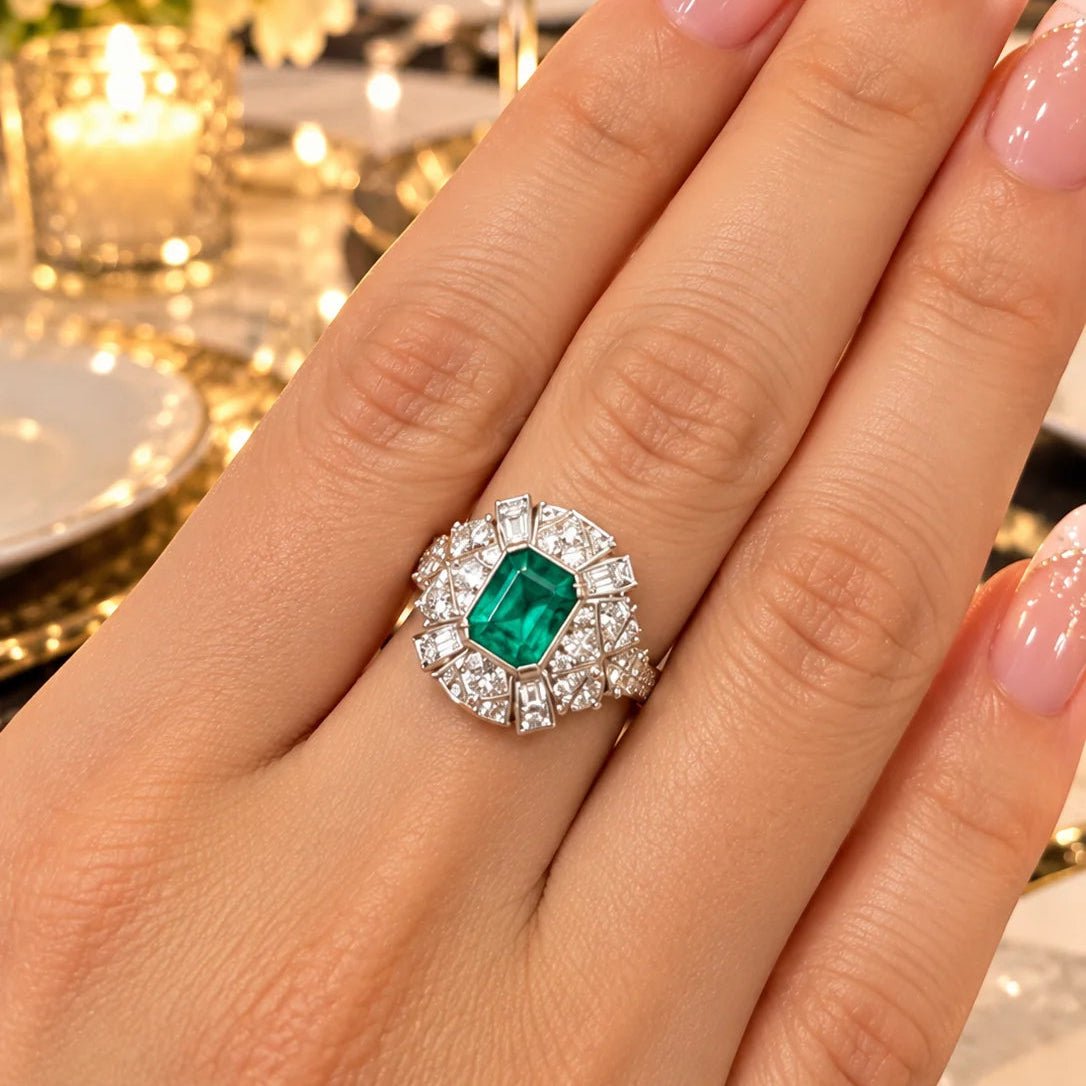 Bague Entourage en platine, émeraude et diamants - Castafiore