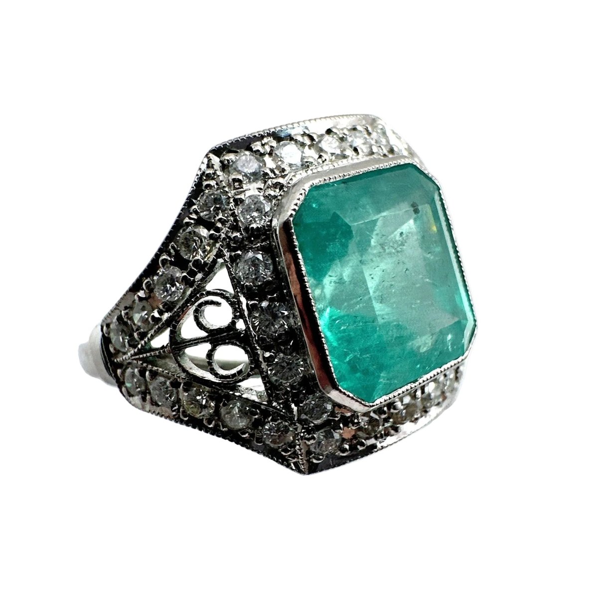 Bague Entourage en platine, émeraude et diamants - Castafiore