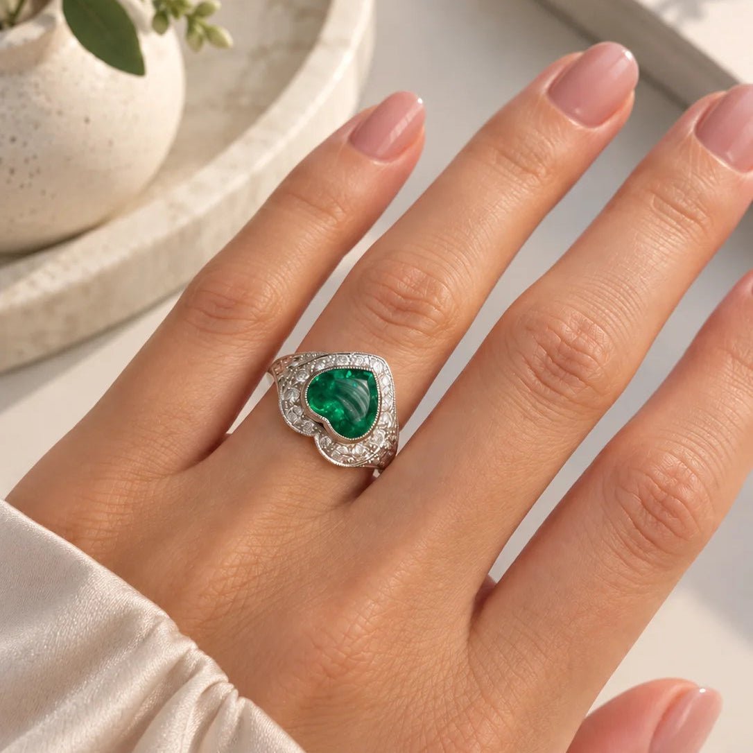 Bague Entourage en platine, émeraude et diamants - Castafiore