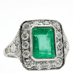 Bague Entourage en platine, émeraude et diamants - Castafiore