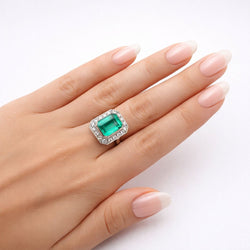 Bague Entourage en platine, émeraude et diamants - Castafiore