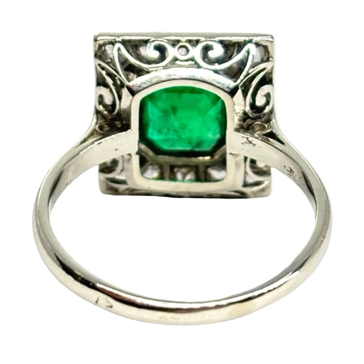 Bague Entourage en platine, émeraude et diamants - Castafiore