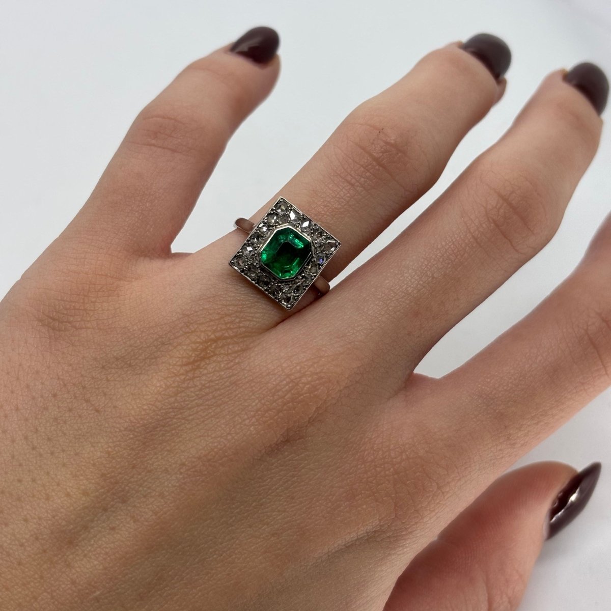 Bague Entourage en platine, émeraude et diamants - Castafiore