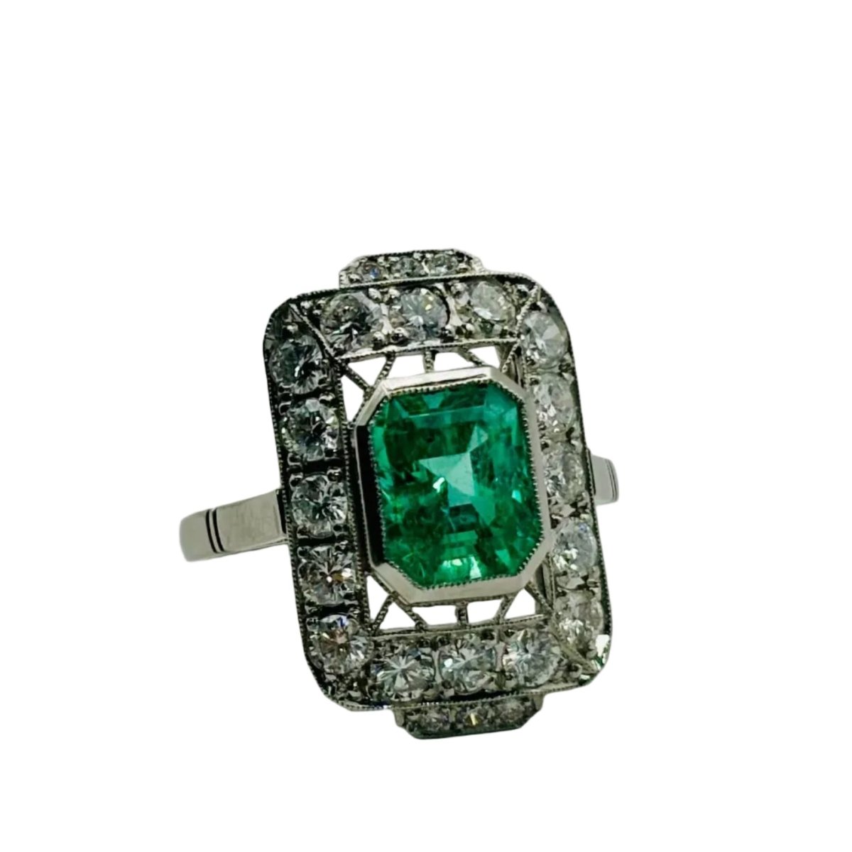Bague Entourage en platine, émeraude, et diamants - Castafiore