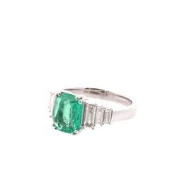 Bague Entourage en platine, émeraude et diamants - Castafiore