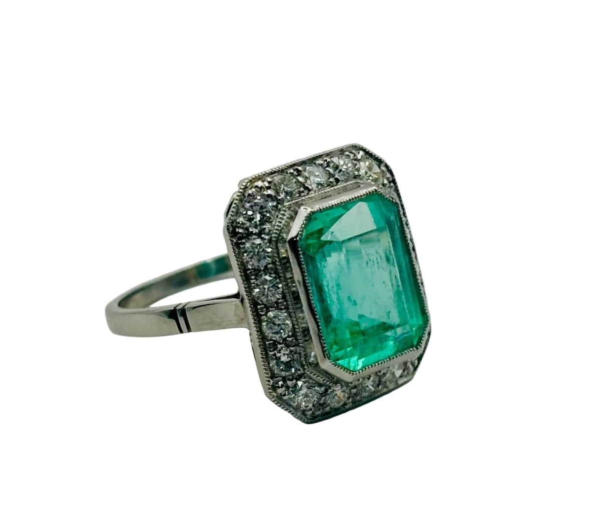 Bague Entourage en platine, émeraude et diamants - Castafiore