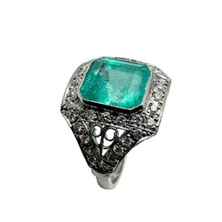 Bague Entourage en platine, émeraude et diamants - Castafiore