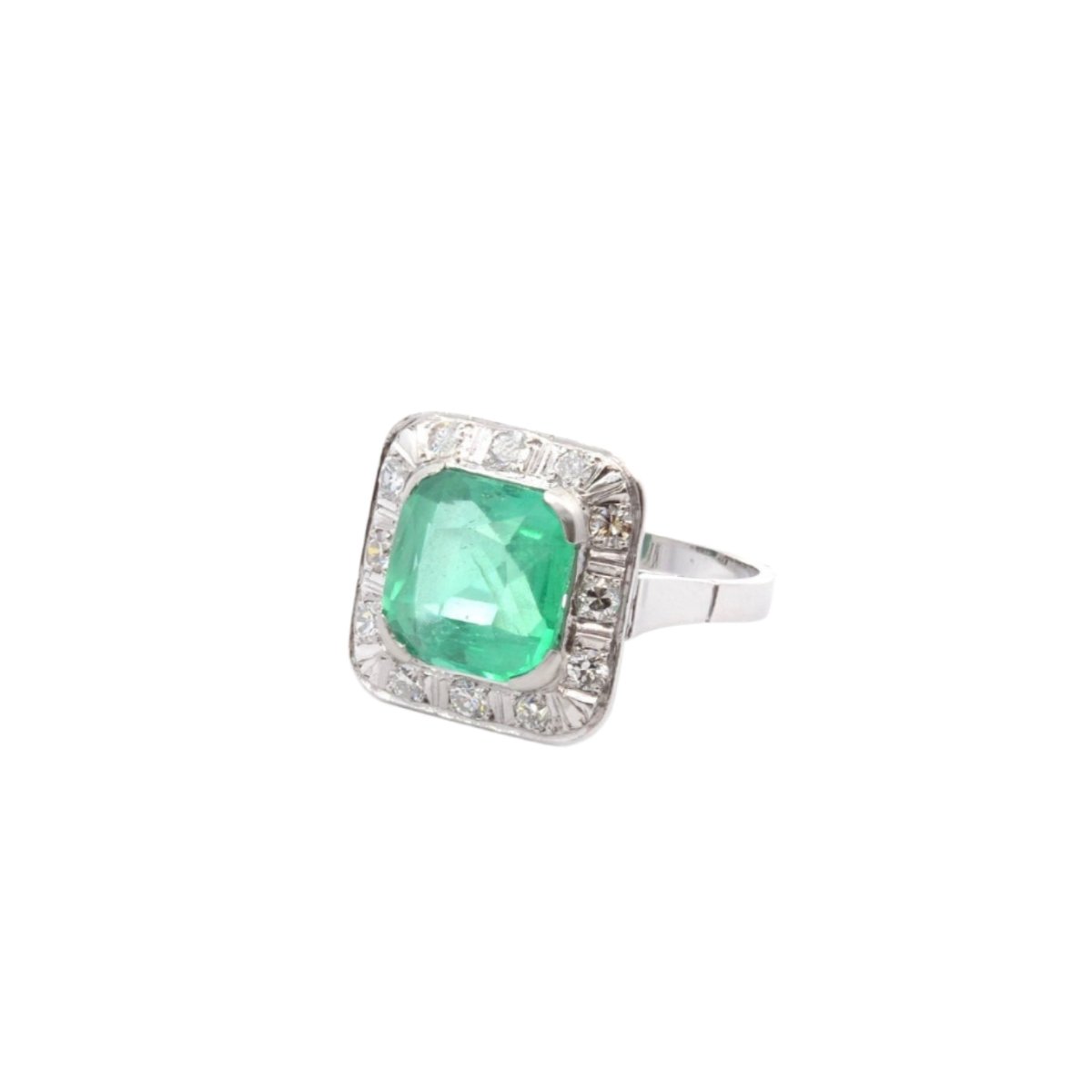 Bague Entourage en platine, émeraude et diamants - Castafiore