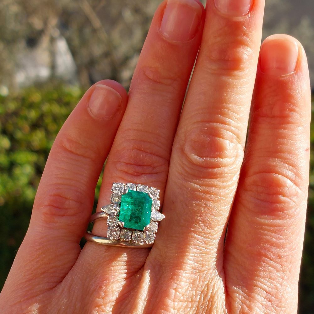 Bague Entourage en platine, émeraude et diamants - Castafiore