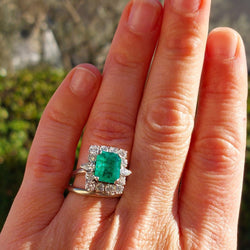 Bague Entourage en platine, émeraude et diamants - Castafiore