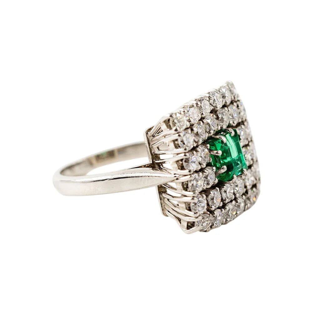 Bague Entourage en platine, émeraude et diamants - Castafiore