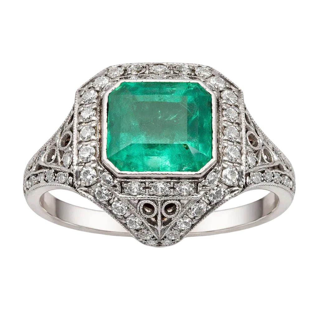 Bague Entourage en platine, émeraude et diamants - Castafiore