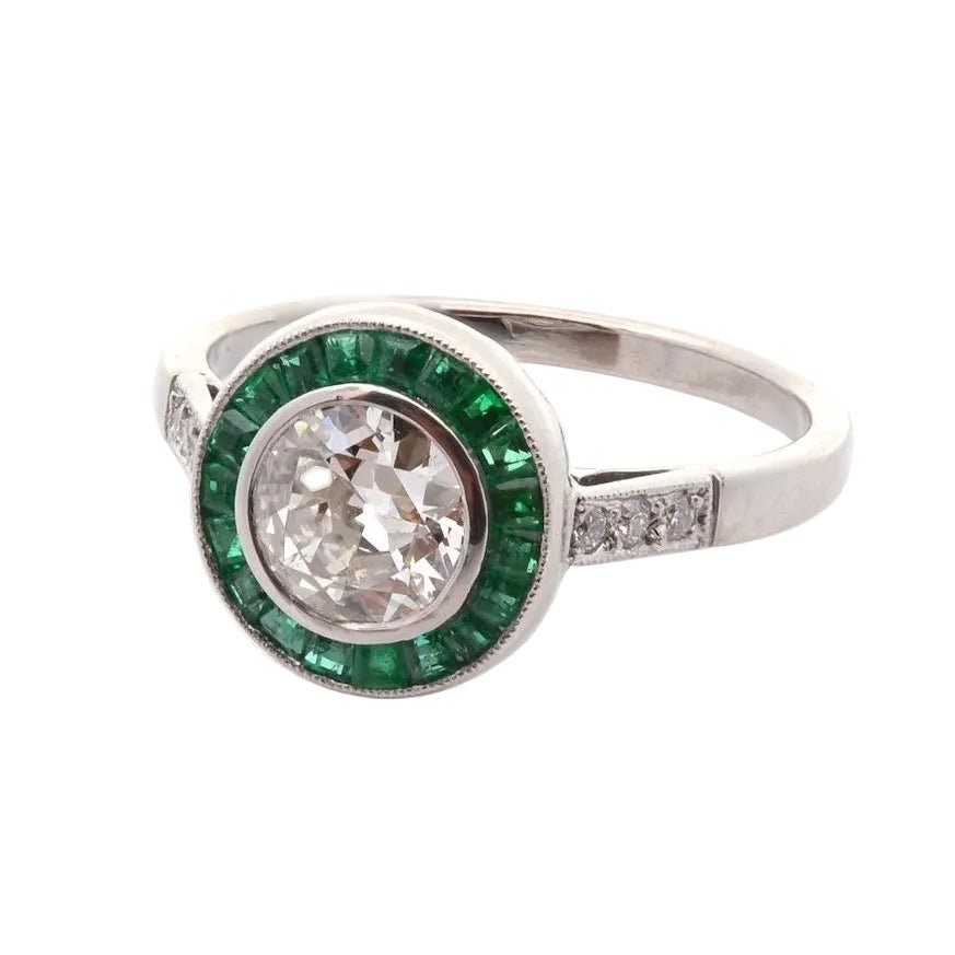 Bague Entourage en platine, émeraudes et diamants - Castafiore