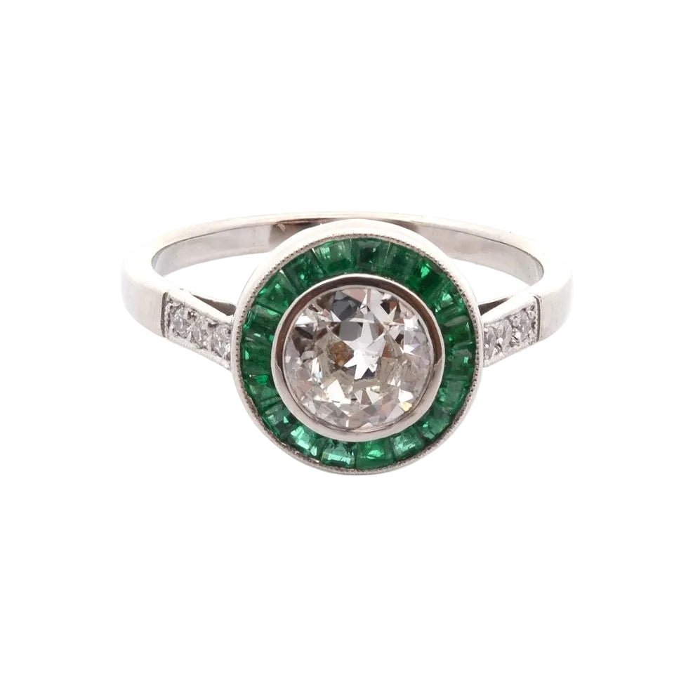 Bague Entourage en platine, émeraudes et diamants - Castafiore