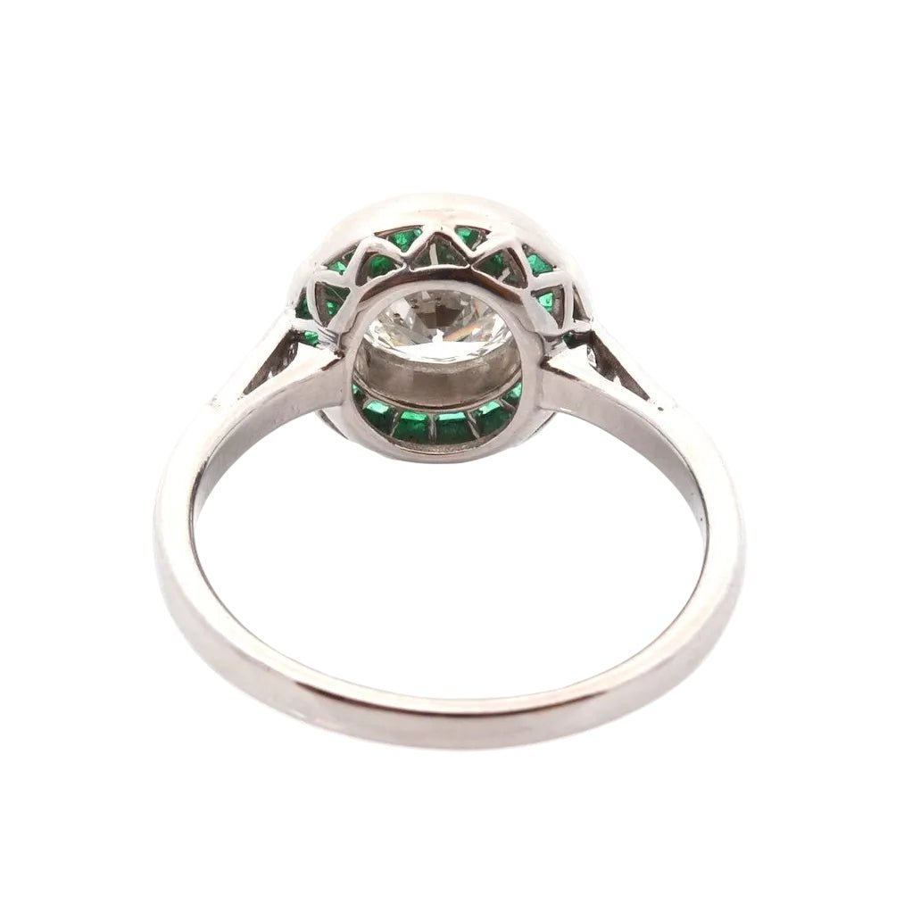 Bague Entourage en platine, émeraudes et diamants - Castafiore