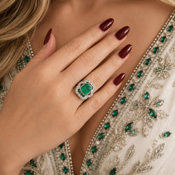 Bague Entourage en platine, émeraudes et diamants - Castafiore