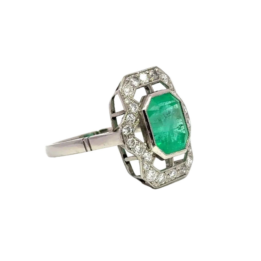 Bague Entourage en platine, émeraudes et diamants - Castafiore