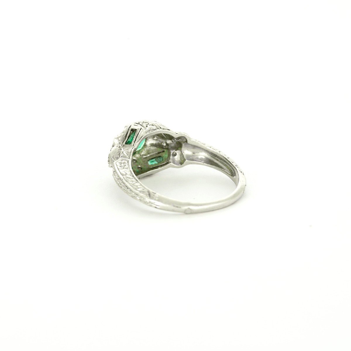 Bague Entourage en platine, émeraudes, et diamants - Castafiore