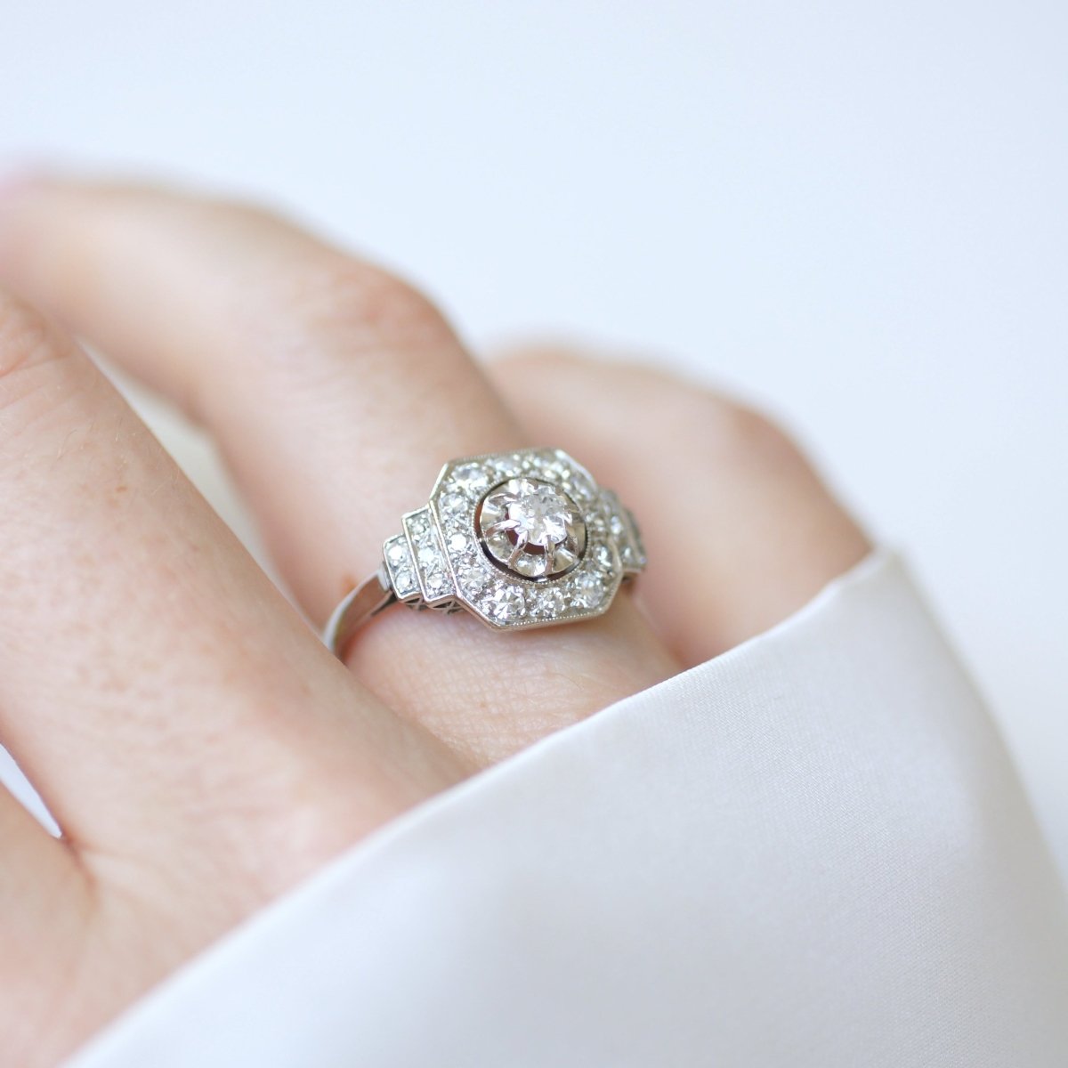 Bague Entourage en platine et diamants - Castafiore
