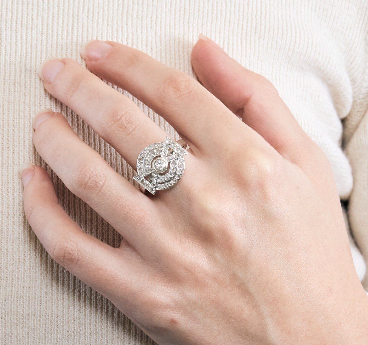 Bague Entourage en platine et diamants - Castafiore