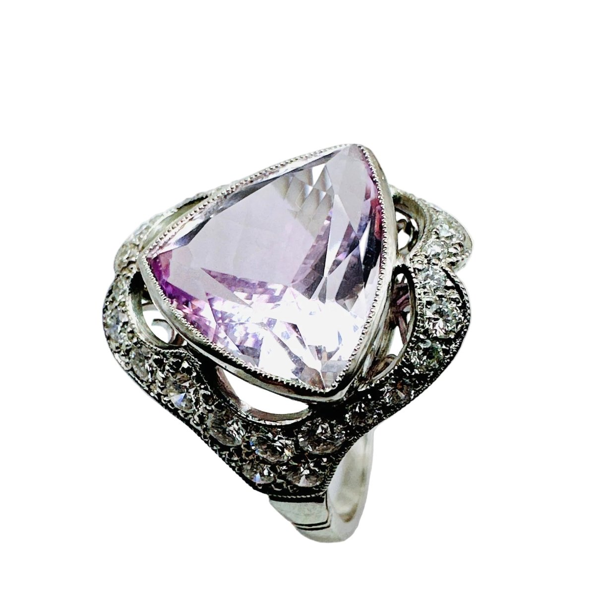 Bague Entourage en platine, kunzite rose - lilas, et diamants - Castafiore