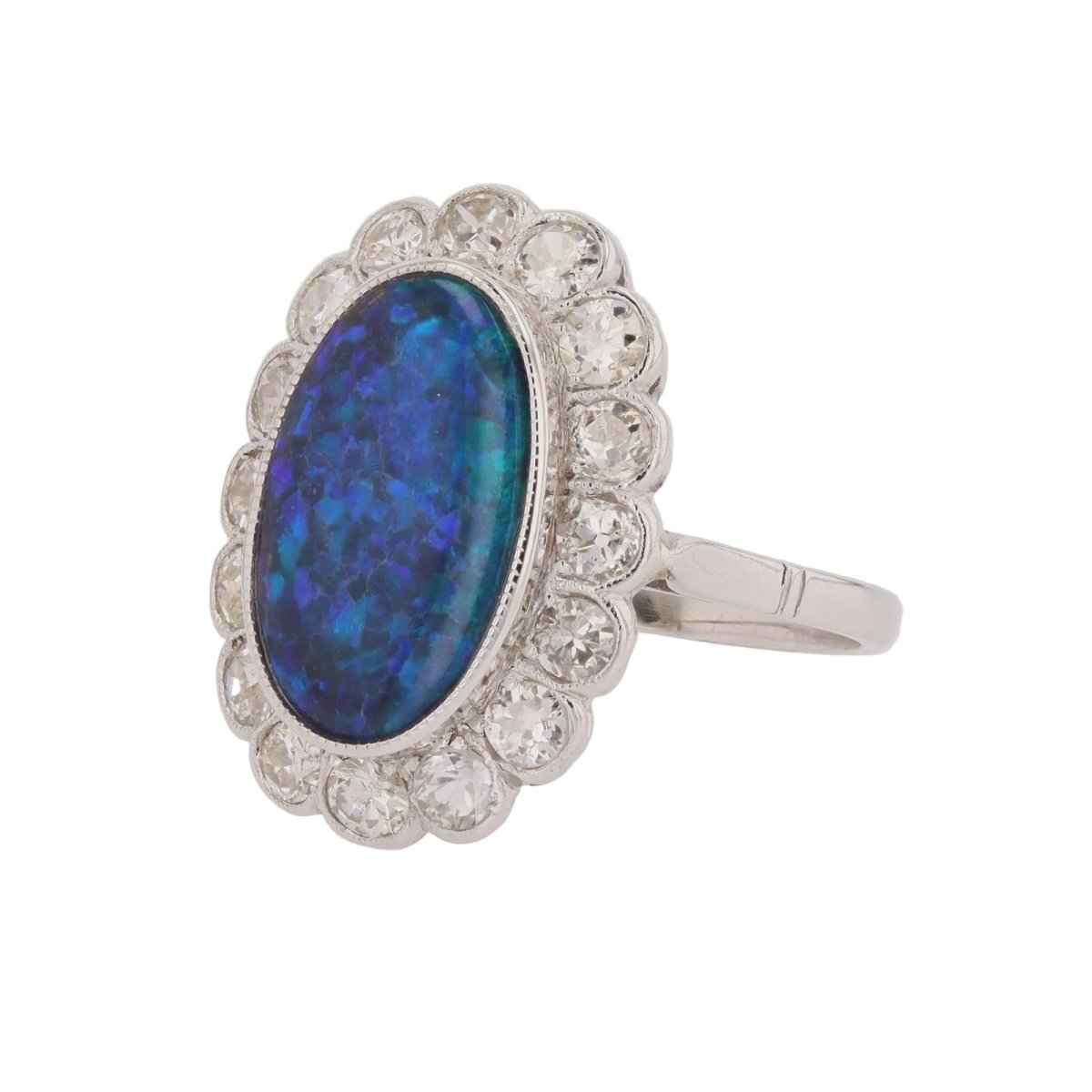 Bague Entourage en platine, opale et diamants - Castafiore