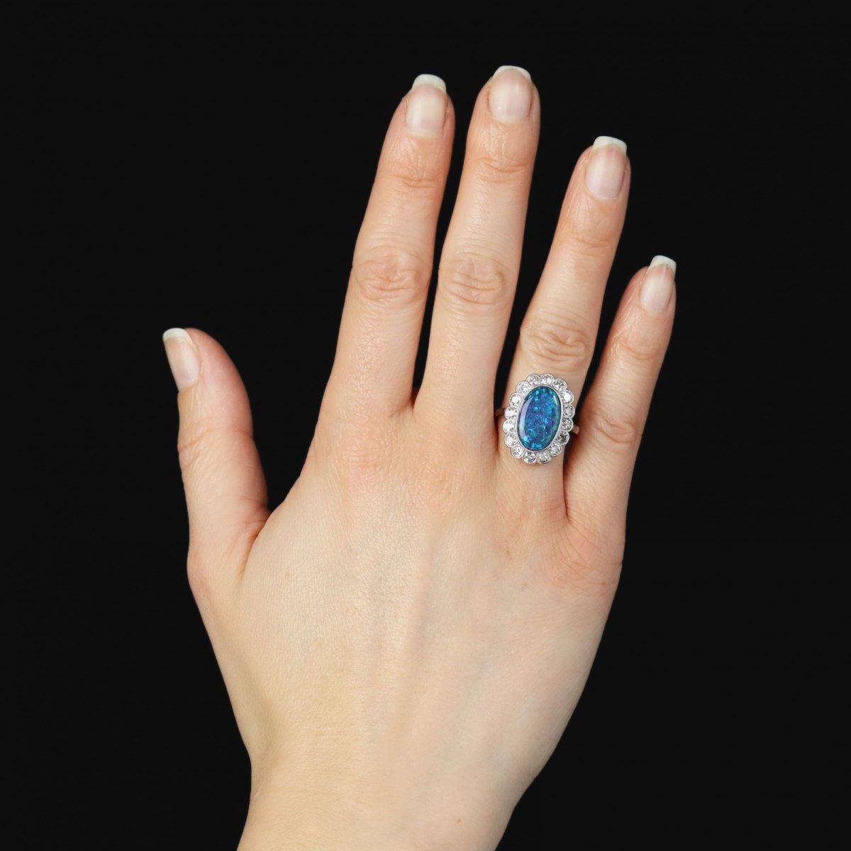 Bague Entourage en platine, opale et diamants - Castafiore