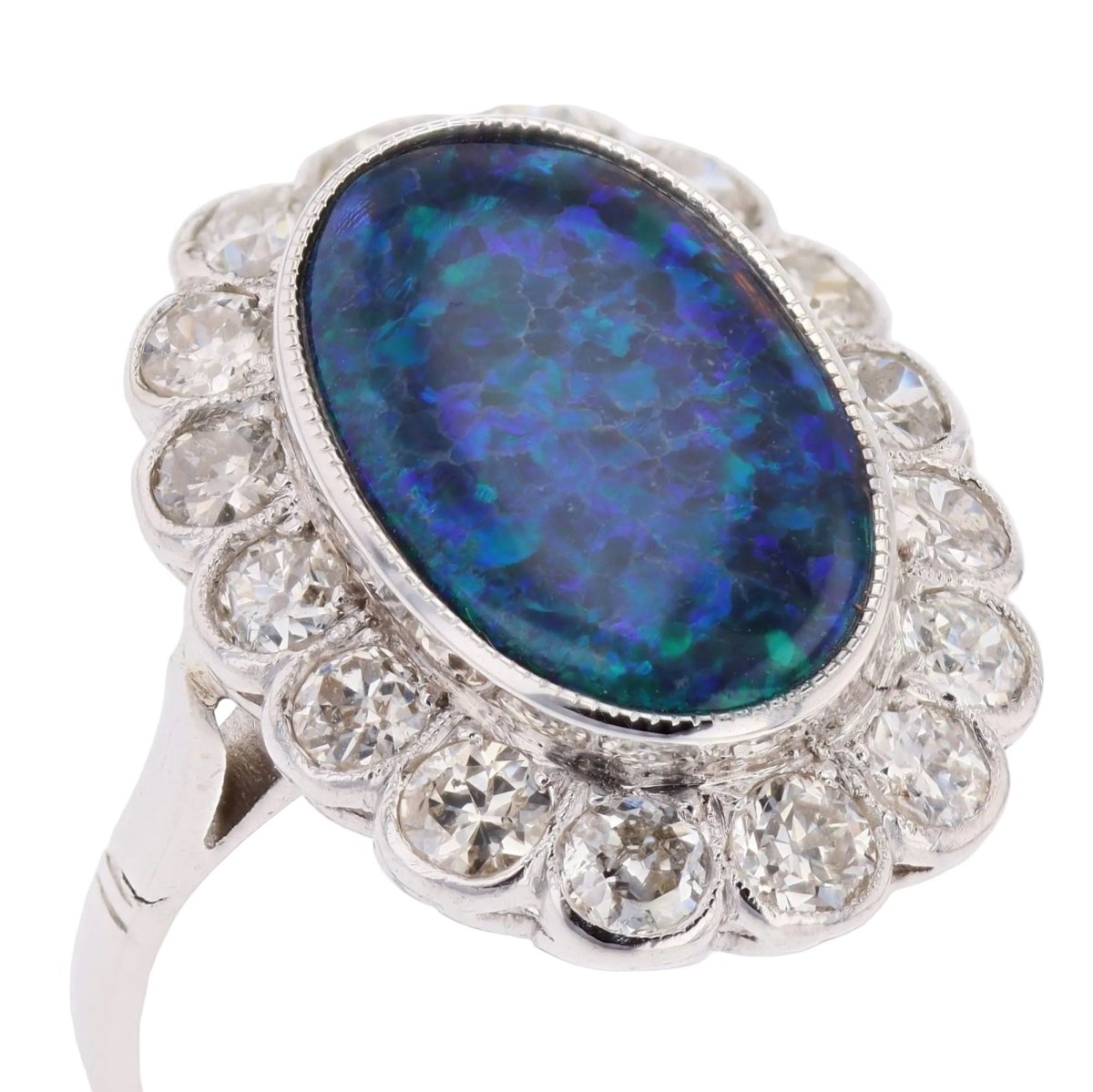 Bague Entourage en platine, opale et diamants - Castafiore