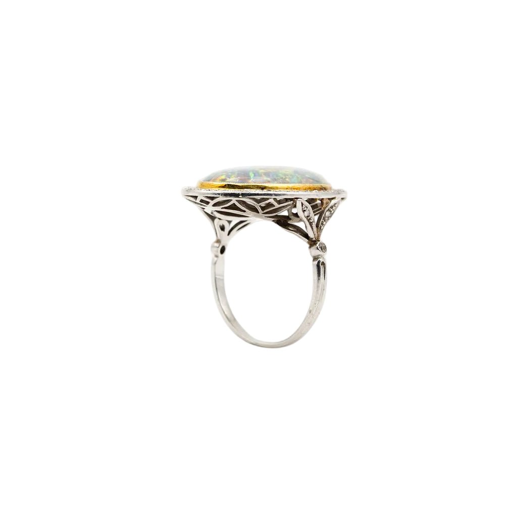 Bague Entourage en platine, or jaune, opale et diamants - Castafiore