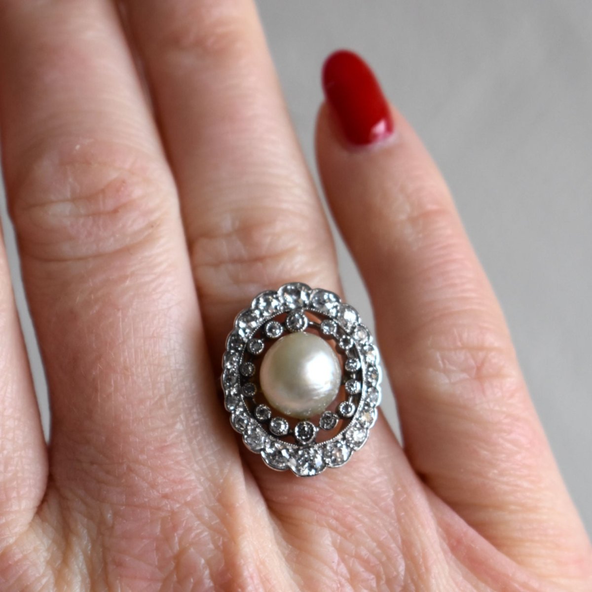 Bague Entourage en platine, perle et diamants - Castafiore