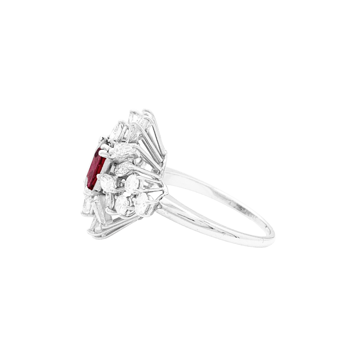 Bague Entourage en platine, rubis et diamants - Castafiore